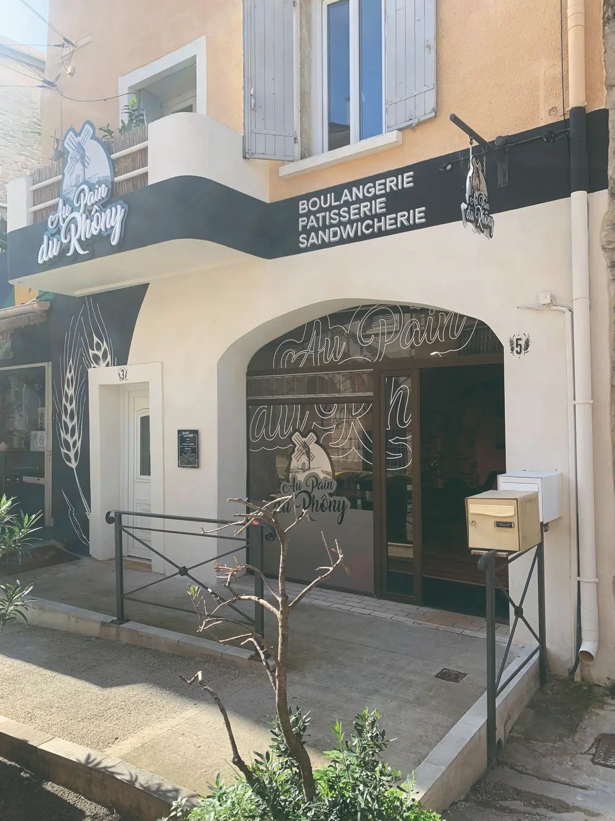 Résultat final du travail de la façade commerciale et enseigne en peinture et adhésif sur la vitrine