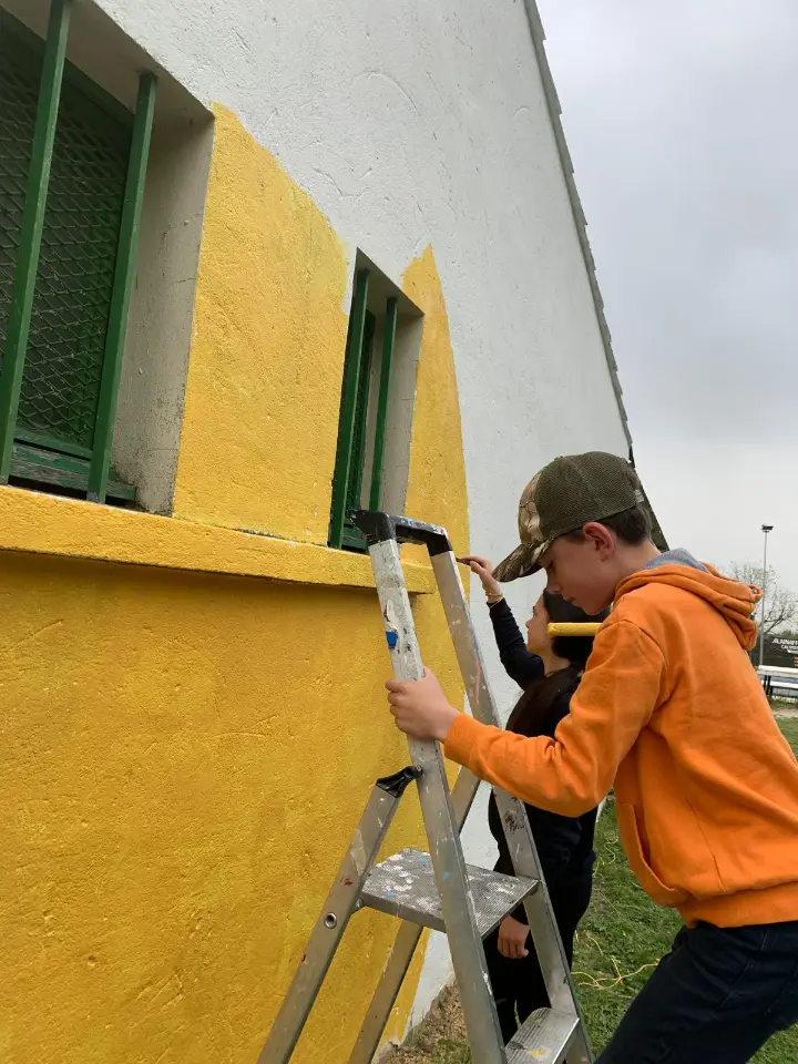 enfant en train de peindre le jaune