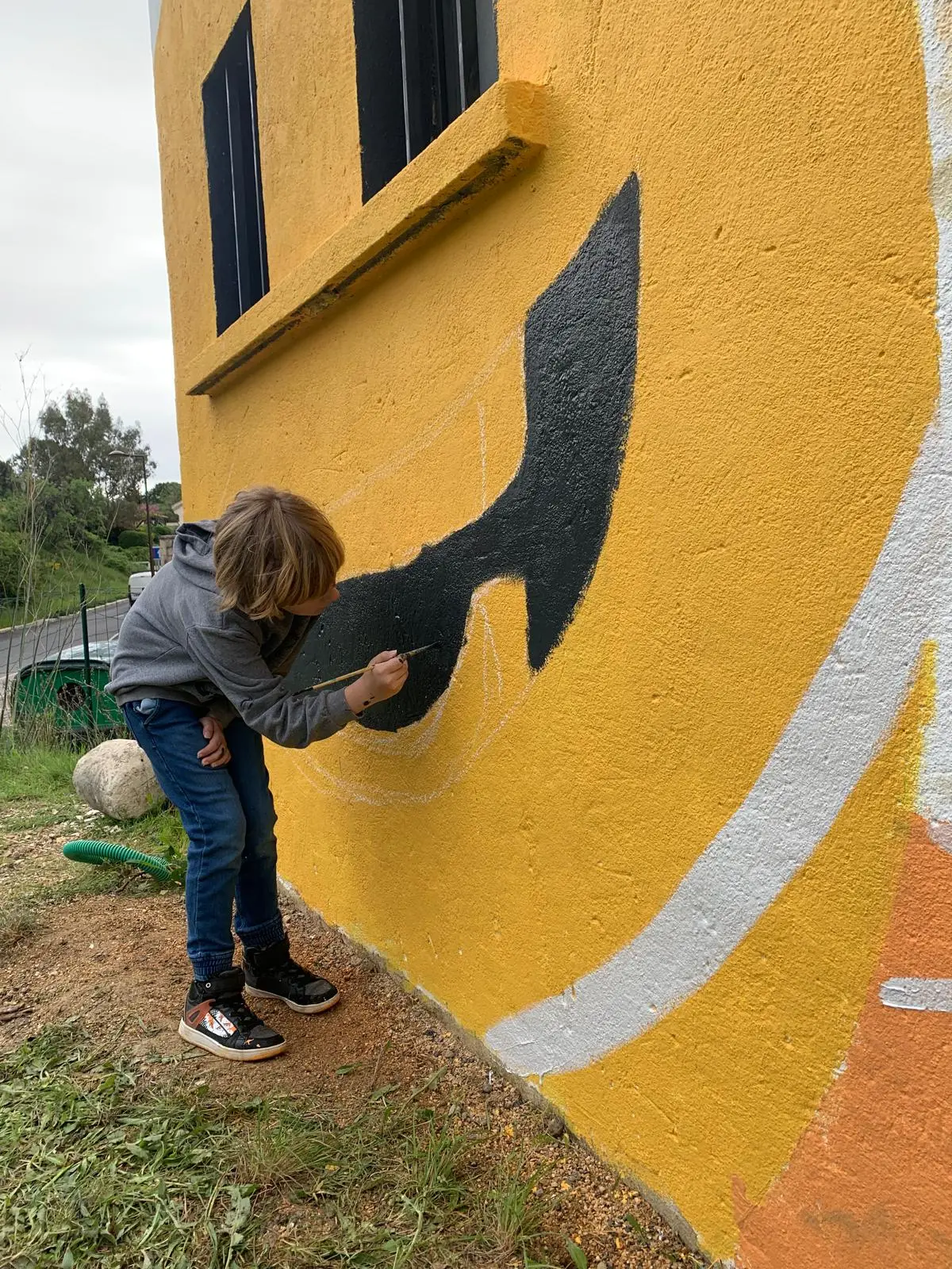 enfant en train de peindre le jaune