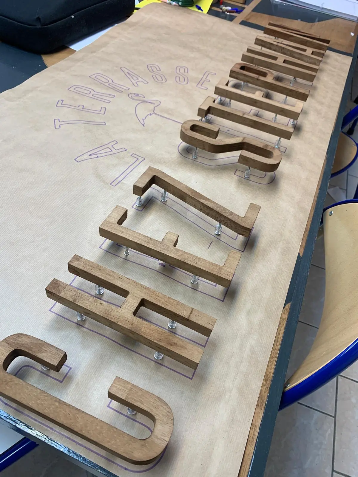 travail du lettrage en bois