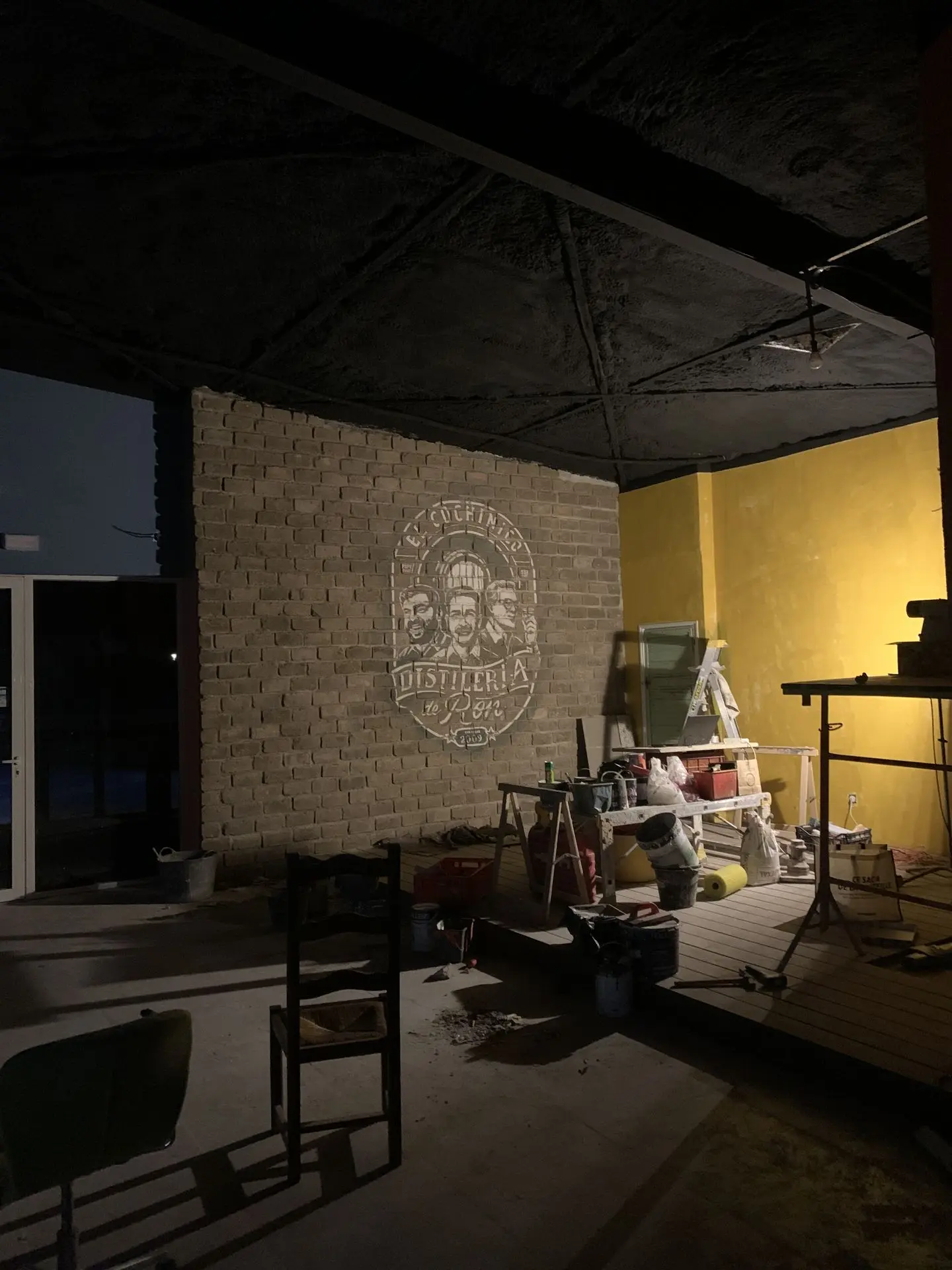 fresque instagramable style étiquette de rhum vue de loin