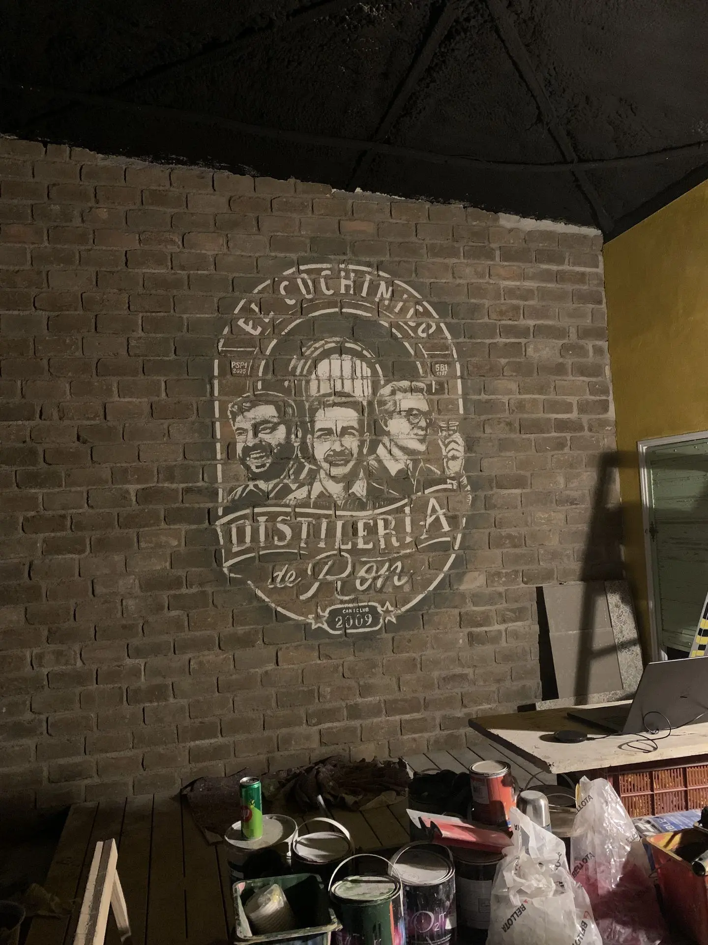 fresque instagramable style étiquette de rhum