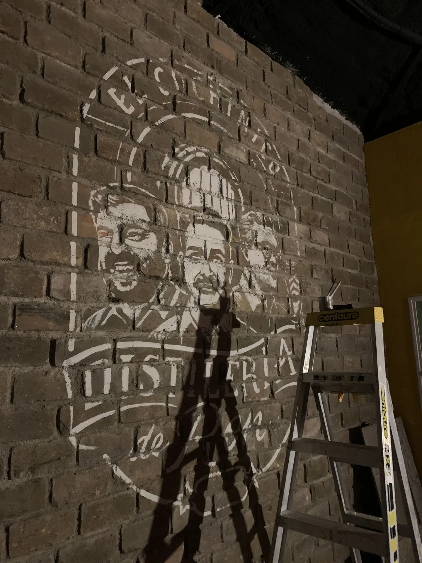 fresque instagramable style étiquette de rhum