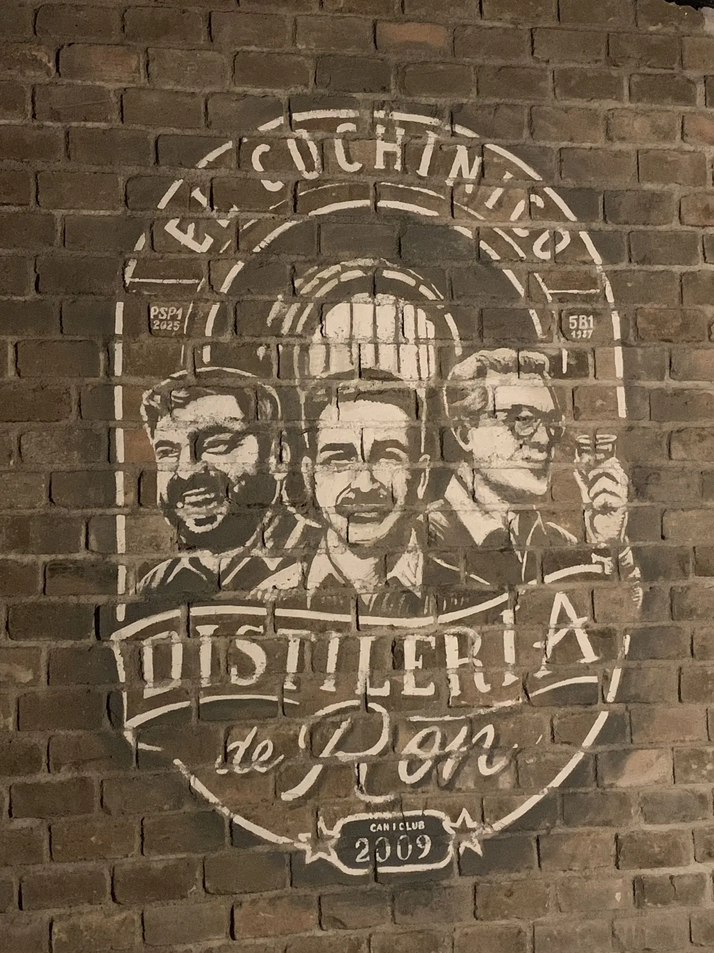 fresque instagramable style étiquette de rhum