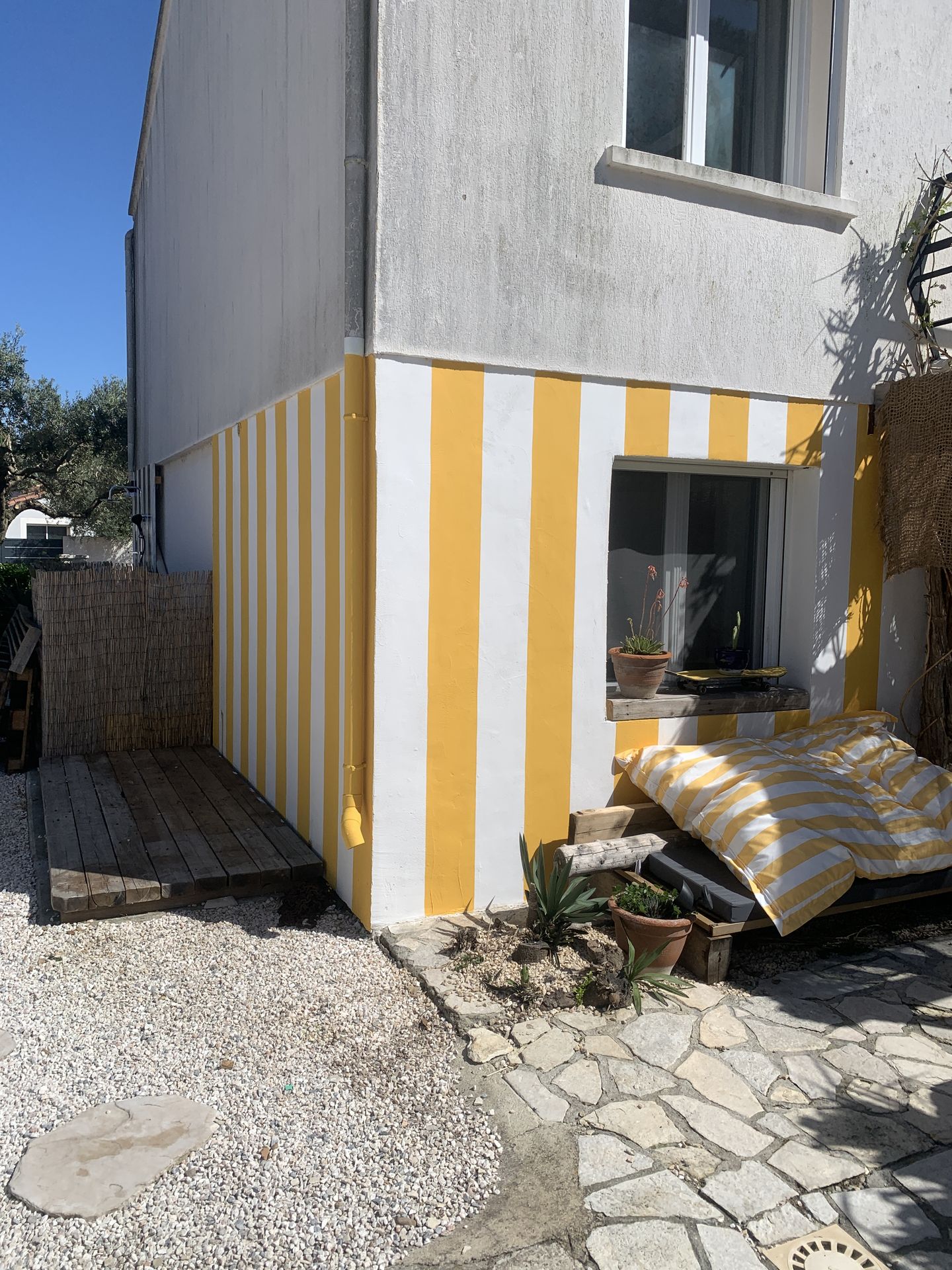 lignes verticales jaunes